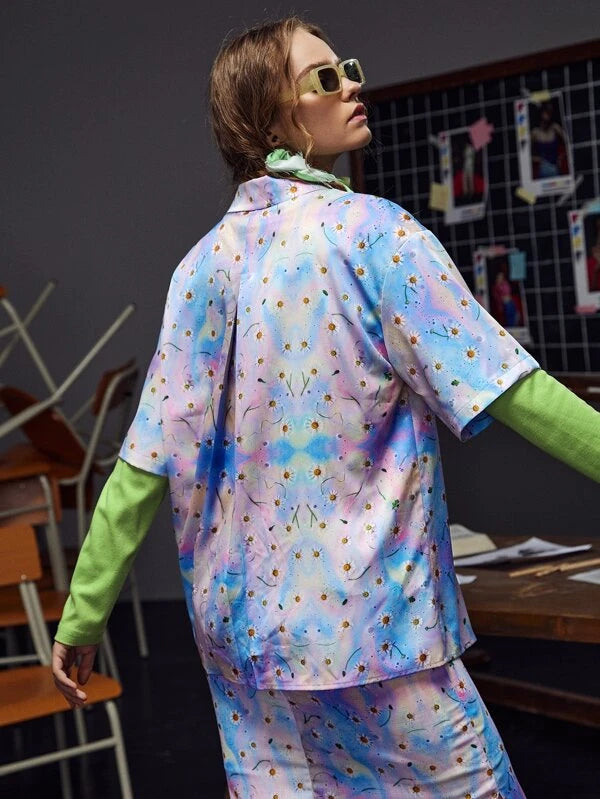 4011 a02-02 Blusa de tie dye con estampado floral con parche con bolsillo
