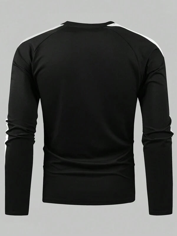 7266 a08-04 Camiseta deportiva con estampado de letra con costura lateral en contraste de manga raglán