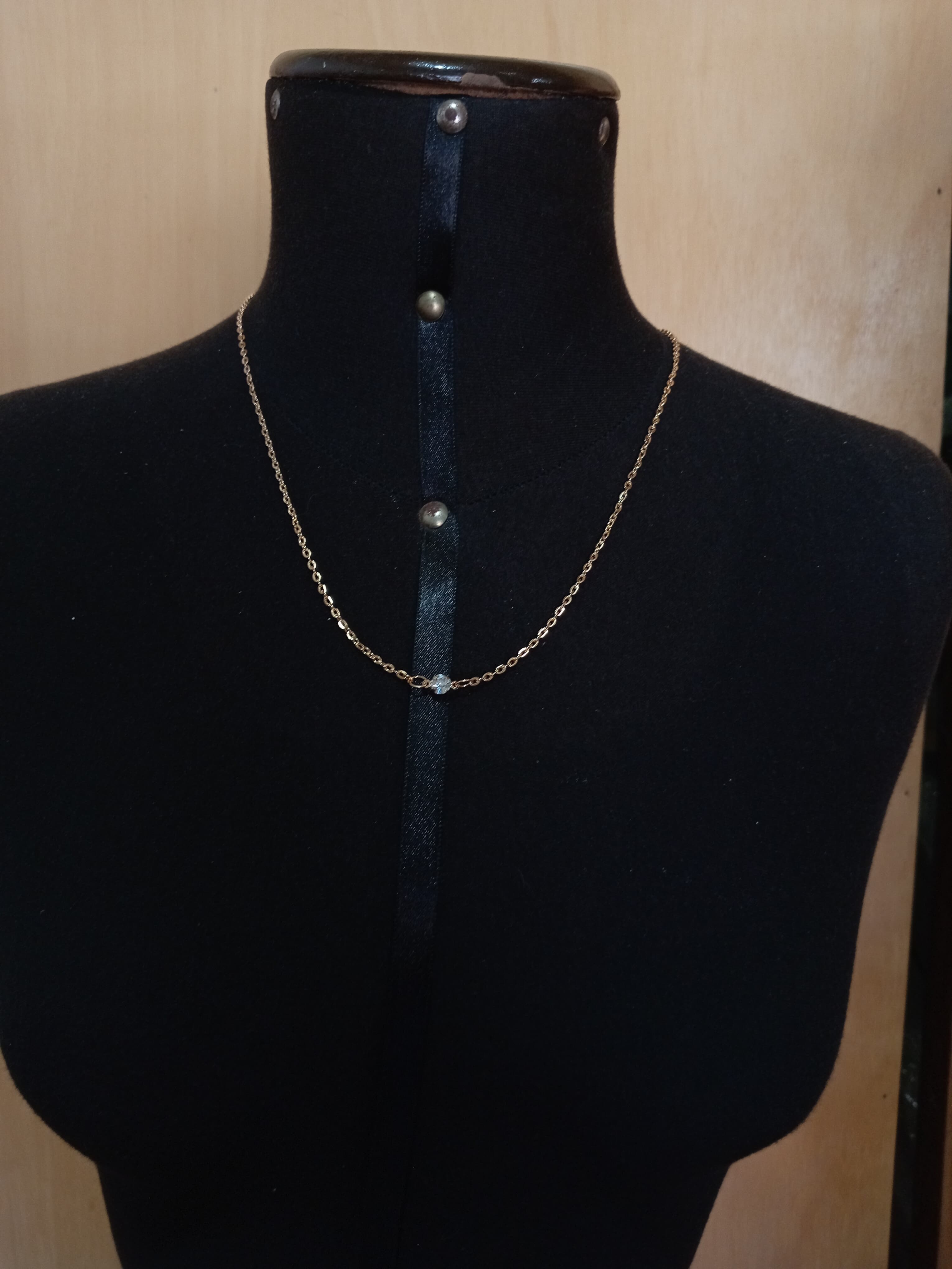 11227 B03-03 1 collar de cadena trasera con incrustaciones de circonia cúbica de diseño minimalista