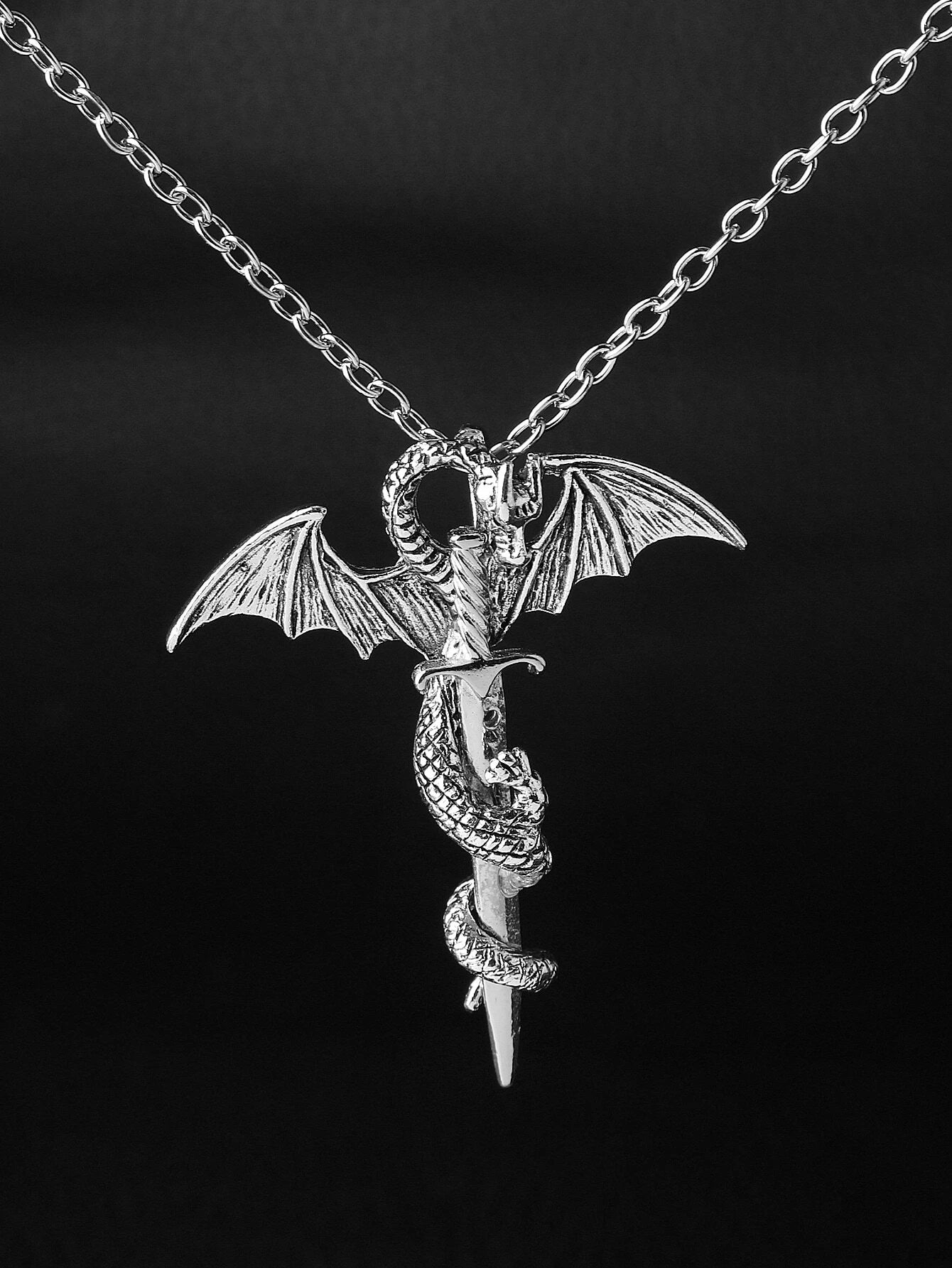 8176 a10-11 Aleación de collar con colgante de dragón y espada occidental para hombres de moda y populares para regalo de joyería y para una apariencia elegante